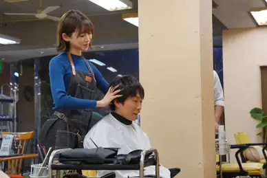 JUL-946 Diskon Potong Rambut Malah Digoyang Tukang Cukur Nafsu