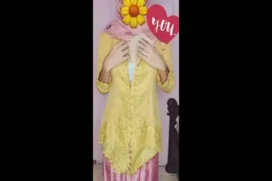 Kebaya Hijab Pink Buka-bukaan Didepan Penonton