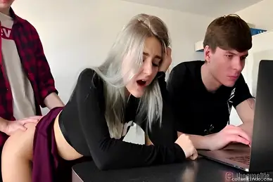 Ngentot Pacar Sahabat Sendiri Sampai Memeknya Becek Parah